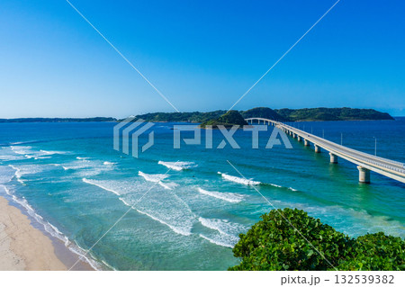 山口県下関市　コバルトブルーの海に映える角島大橋 132539382
