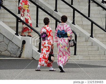 【東京・浅草】隅田川テラスの階段と若い女性の和服姿 【東京・浅草】隅田川テラスの階段と若い女性の和服姿 132539483