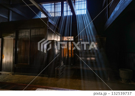 中山道妻籠宿 脇本陣奥谷 囲炉裏と光芒 中山道妻籠宿 脇本陣奥谷 囲炉裏と光芒 132539737