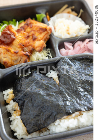 おいしい鶏肉の海苔弁当 おいしい鶏肉の海苔弁当 132540086