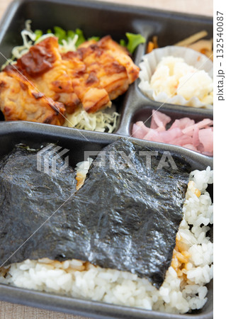 おいしい鶏肉の海苔弁当 おいしい鶏肉の海苔弁当 132540087