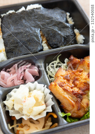 おいしい鶏肉の海苔弁当 おいしい鶏肉の海苔弁当 132540088