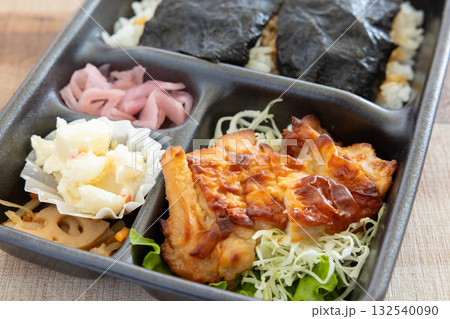 おいしい鶏肉の海苔弁当 おいしい鶏肉の海苔弁当 132540090