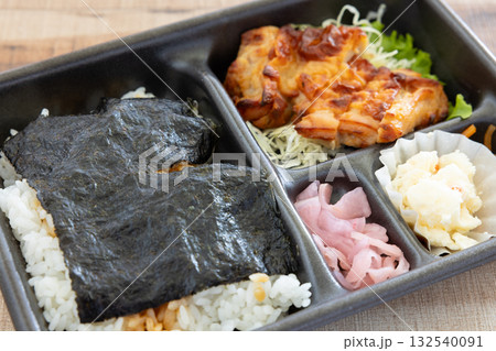 おいしい鶏肉の海苔弁当 おいしい鶏肉の海苔弁当 132540091