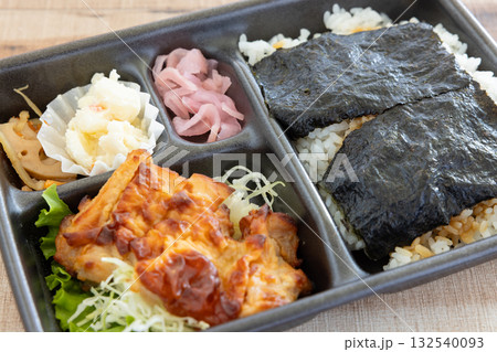 おいしい鶏肉の海苔弁当 おいしい鶏肉の海苔弁当 132540093