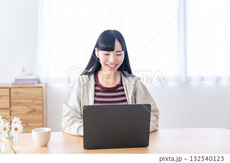 自宅でパソコンを操作する若い女性 132540123