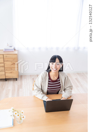 自宅でパソコンを操作する若い女性 自宅でパソコンを操作する若い女性 132540127