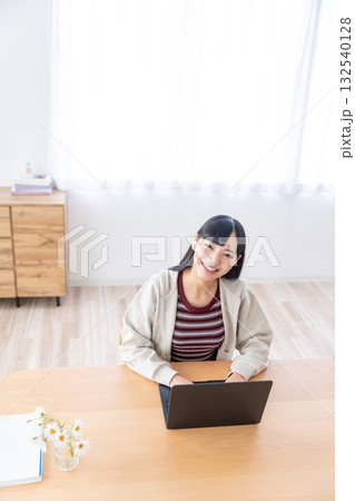 自宅でパソコンを操作する若い女性 自宅でパソコンを操作する若い女性 132540128