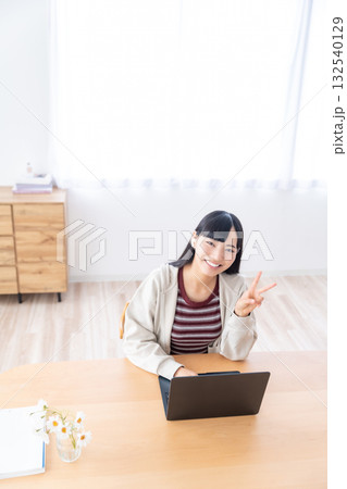 自宅でパソコンを操作する若い女性 自宅でパソコンを操作する若い女性 132540129