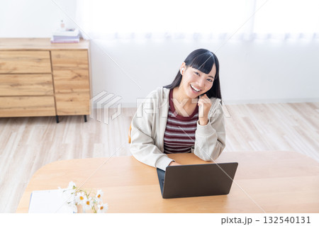 自宅でパソコンを操作する若い女性 自宅でパソコンを操作する若い女性 132540131