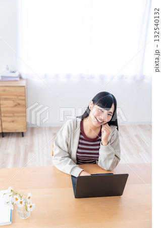自宅でパソコンを操作する若い女性 132540132