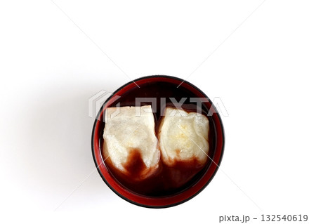 真上から見た白背景の焼き餅入りおしるこ 真上から見た白背景の焼き餅入りおしるこ 132540619