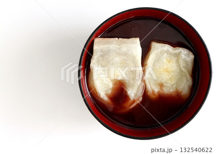 真上から見た白背景の焼き餅入りおしるこ 132540622