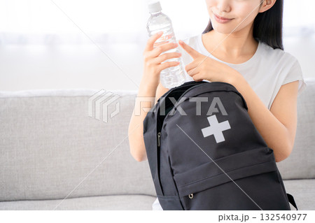 防災リュックを持つ若い女性 132540977