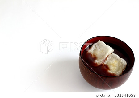 白背景の焼き餅入りおしるこ 132541058