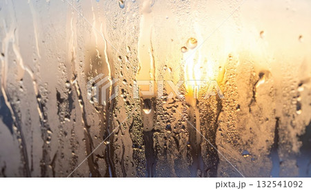 《AI画像》結露した窓ガラス 132541092
