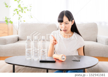 防災用品を確認する若い女性 防災用品を確認する若い女性 132541381