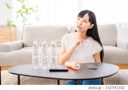 防災用品を確認する若い女性 132541382