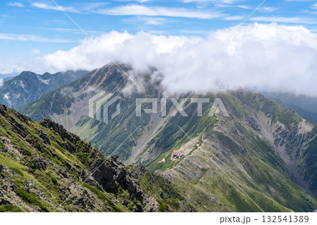 北岳の山頂付近から見る雲海に隠れた間ノ岳と稜線 南アルプスの北岳登山 北岳の山頂付近から見る雲海に隠れた間ノ岳と稜線 南アルプスの北岳登山 132541389