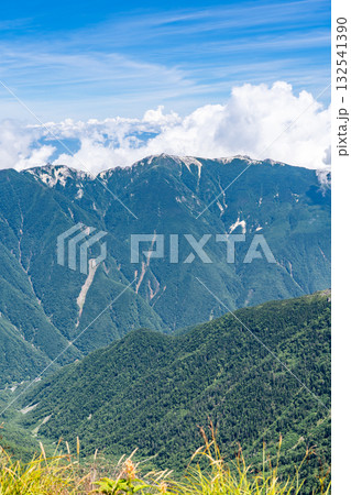 北岳の山頂から見る鳳凰三山の観音ヶ岳　南アルプスの北岳登山 132541390