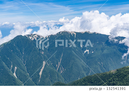 北岳の山頂から見る鳳凰三山の観音ヶ岳 南アルプスの北岳登山 北岳の山頂から見る鳳凰三山の観音ヶ岳 南アルプスの北岳登山 132541391