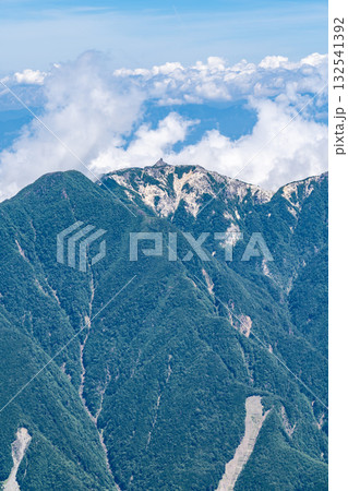 北岳の山頂から見る鳳凰三山の地蔵ヶ岳(オベリスク) 南アルプスの北岳登山 北岳の山頂から見る鳳凰三山の地蔵ヶ岳(オベリスク) 南アルプスの北岳登山 132541392