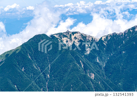 北岳の山頂から見る鳳凰三山の地蔵ヶ岳(オベリスク) 南アルプスの北岳登山 北岳の山頂から見る鳳凰三山の地蔵ヶ岳(オベリスク) 南アルプスの北岳登山 132541393