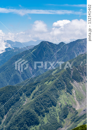 北岳の山頂から見る農鳥岳 南アルプスの北岳登山 北岳の山頂から見る農鳥岳 南アルプスの北岳登山 132541402