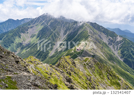 北岳の吊尾根分岐から見る間ノ岳と稜線　南アルプスの北岳登山 132541407