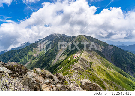 北岳山荘への登山道から見る間ノ岳 南アルプスの北岳登山 北岳山荘への登山道から見る間ノ岳 南アルプスの北岳登山 132541410