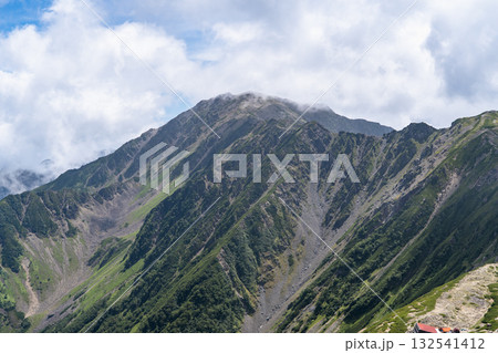 北岳山荘への登山道から見る間ノ岳　南アルプスの北岳登山 132541412