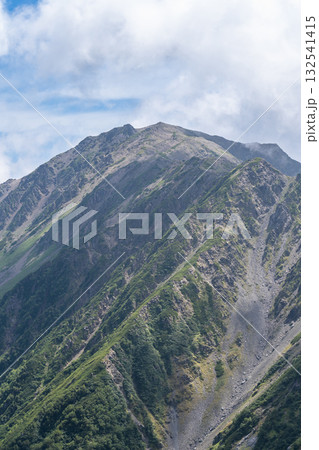 北岳山荘への登山道から見る間ノ岳　南アルプスの北岳登山 132541415