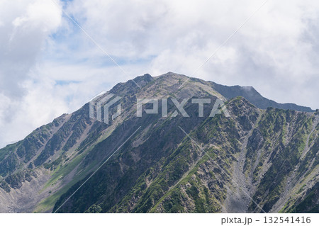北岳山荘への登山道から見る間ノ岳　南アルプスの北岳登山 132541416