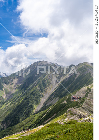 北岳山荘への登山道から見る間ノ岳 南アルプスの北岳登山 北岳山荘への登山道から見る間ノ岳 南アルプスの北岳登山 132541417