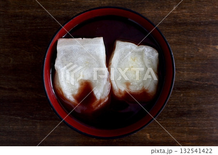 真上から見たテーブル背景の焼き餅入りおしるこ 132541422