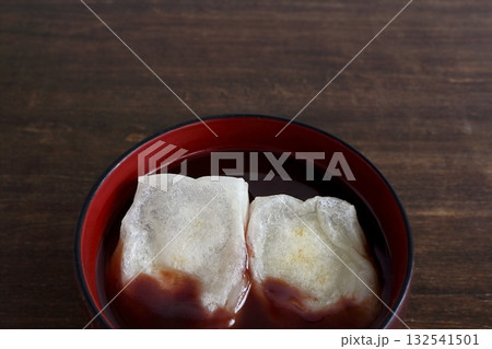 テーブル背景の焼き餅入りおしるこ 132541501
