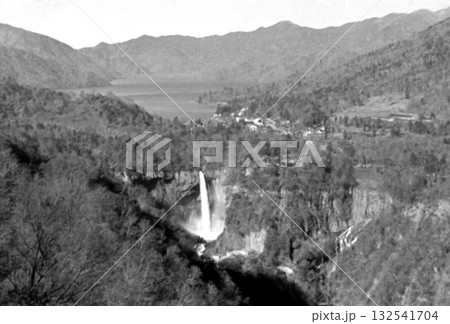 古写真 1956年 日光 中禅寺湖と華厳滝のパノラマ 古写真 1956年 日光 中禅寺湖と華厳滝のパノラマ 132541704