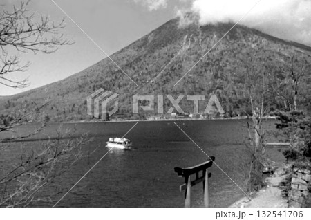 古写真　1956年　日光　中禅寺湖、男体山と日光二荒山神社の鳥居 132541706