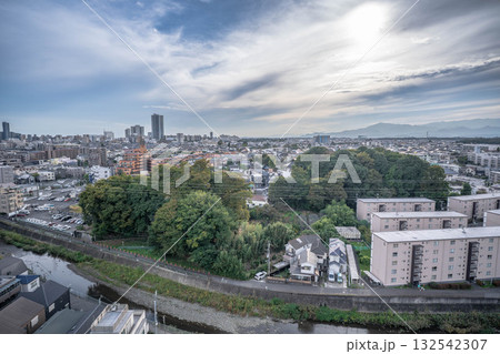 町田市役所屋上展望テラスから神奈川県相模原市の街並みを望む 132542307