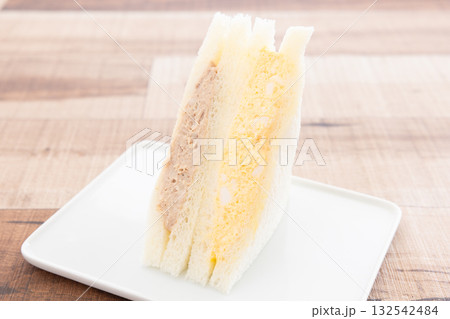おいしいツナサンドと玉子サンド 132542484