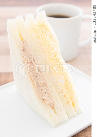 おいしいツナサンドと玉子サンドとホットコーヒー おいしいツナサンドと玉子サンドとホットコーヒー 132542489