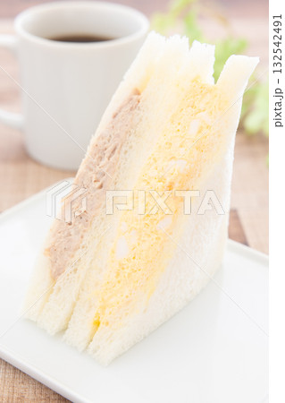 おいしいツナサンドと玉子サンドとホットコーヒー 132542491