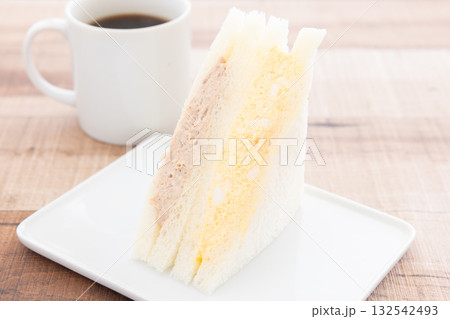 おいしいツナサンドと玉子サンドとホットコーヒー おいしいツナサンドと玉子サンドとホットコーヒー 132542493