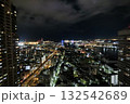 ホテルの窓から見えた大阪湾の夜景 132542689