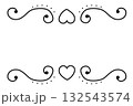 ハートモチーフの装飾フレーム　かわいい曲線ラインデザイン 132543574