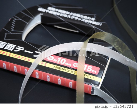 劣化した両面テープ（斜め上から） 132543721