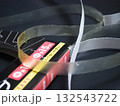 劣化した両面テープを横から撮影した写真・テープ 132543722