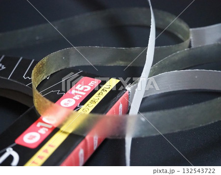 劣化した両面テープを横から撮影した写真・テープ 132543722