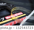 劣化した両面テープを横から撮影した写真（シート含む） 132543723