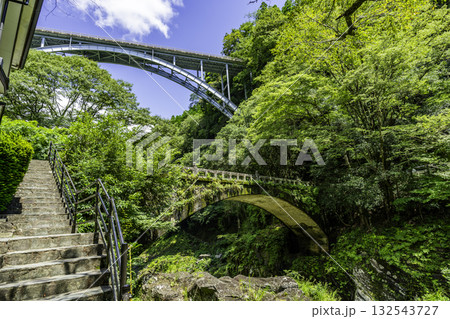 高千穂峡 神橋と高千穂大橋 宮崎県高千穂町 高千穂峡 神橋と高千穂大橋 宮崎県高千穂町 132543727